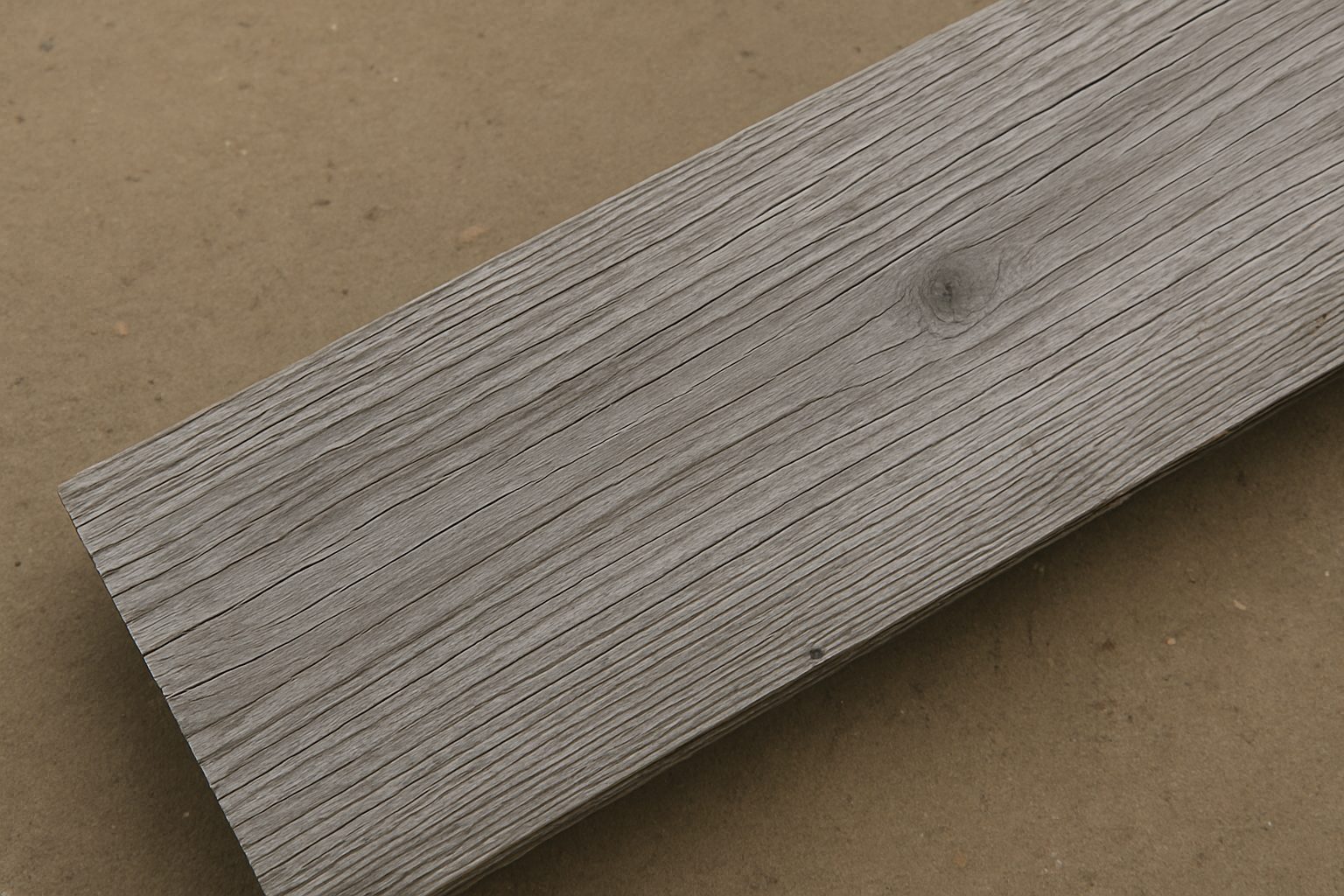 Dieselbe Bohle nach zwei Jahren im Freien, silbrig vergraut mit feinen Trockenrissen