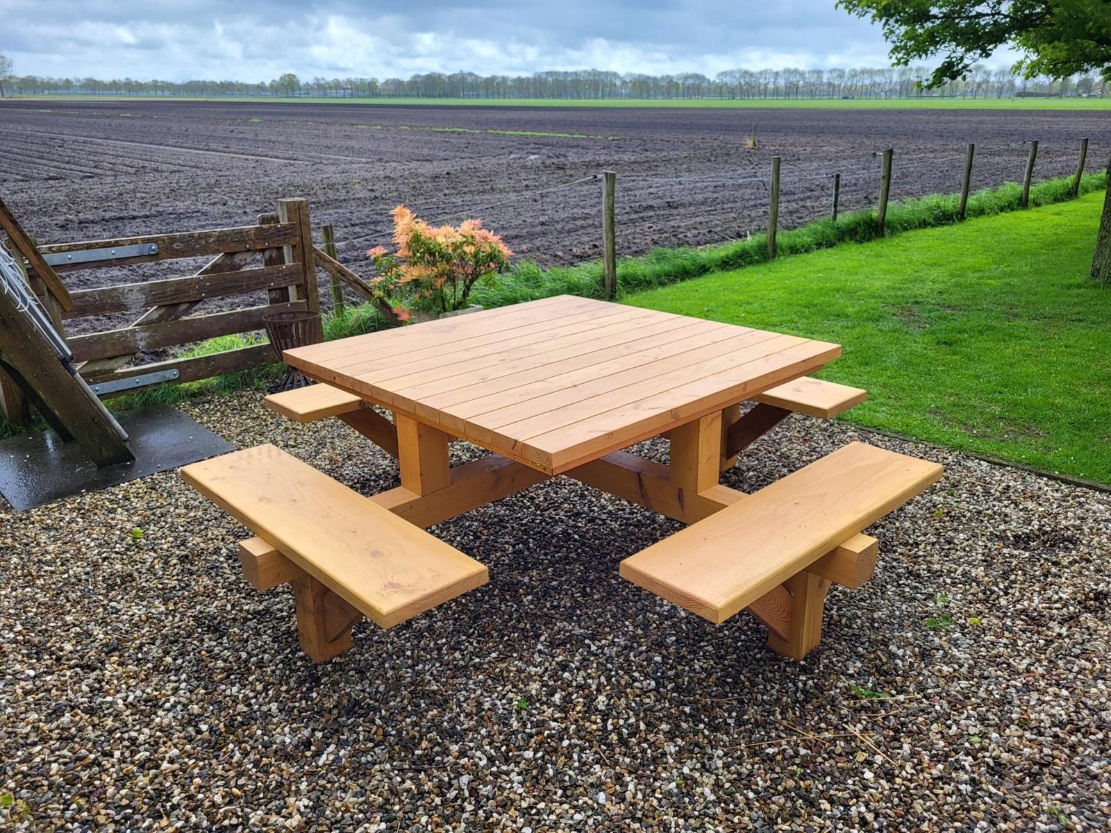 Quadratischer Picknicktisch aus Douglasie